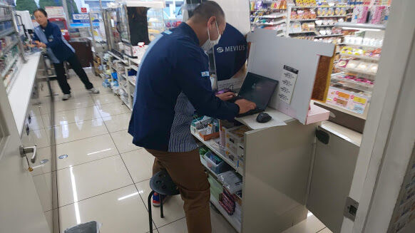 コンビニ仕事風景