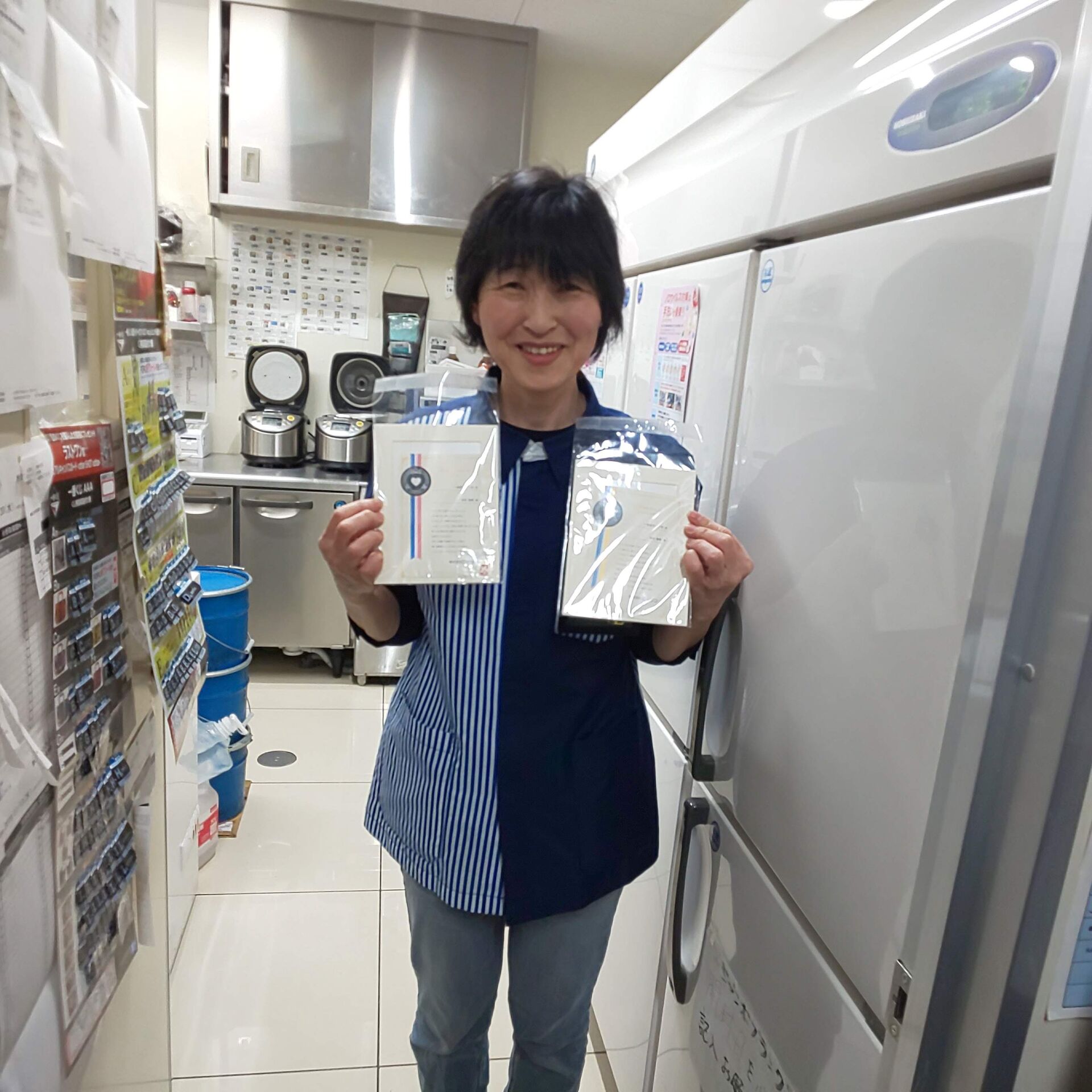 認定証を持っているクルーさん